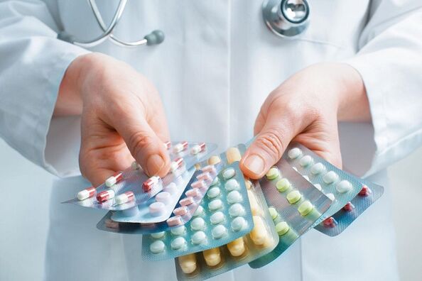 Gydytojas skiria antibiotikus prostatitui gydyti